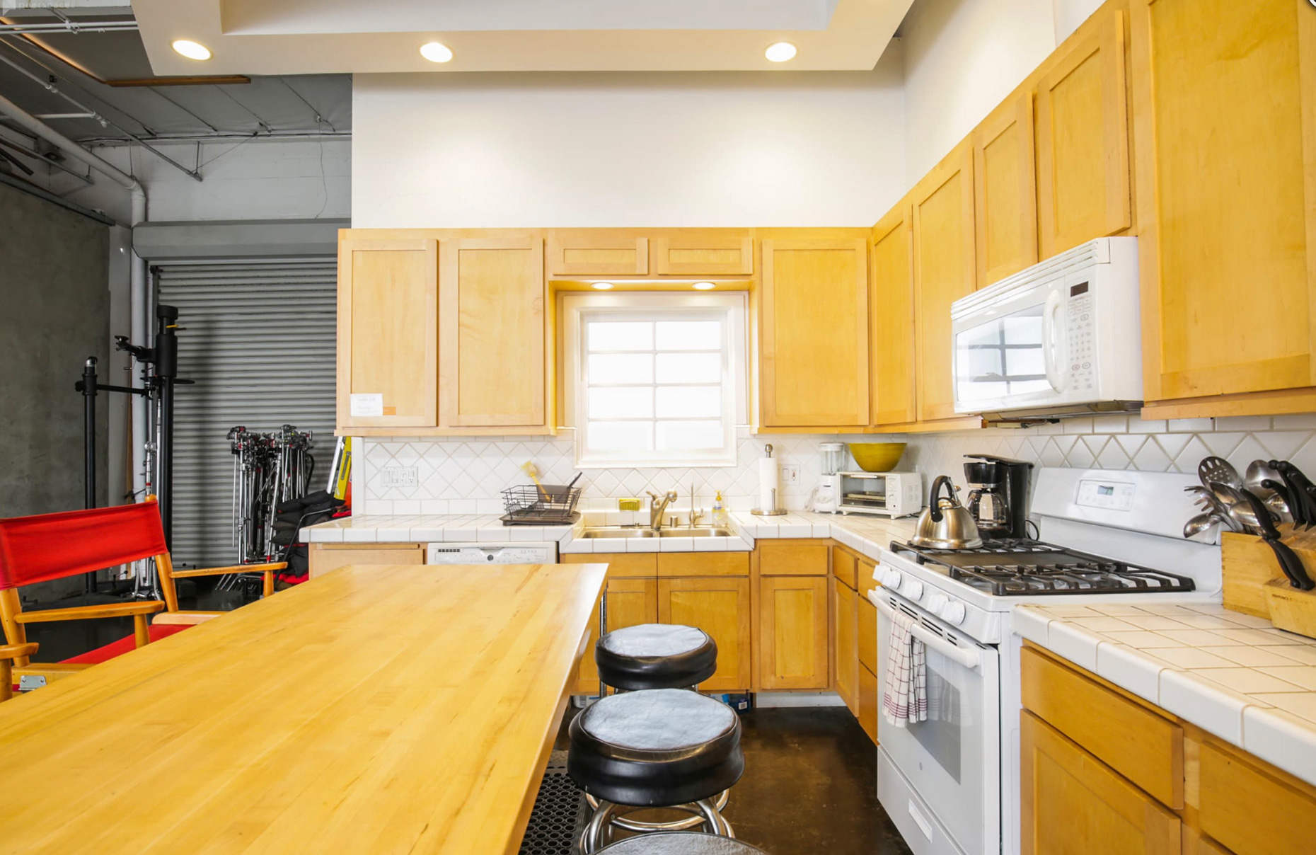 Photo Studio  Rental with Full kitchen for Photography and Video