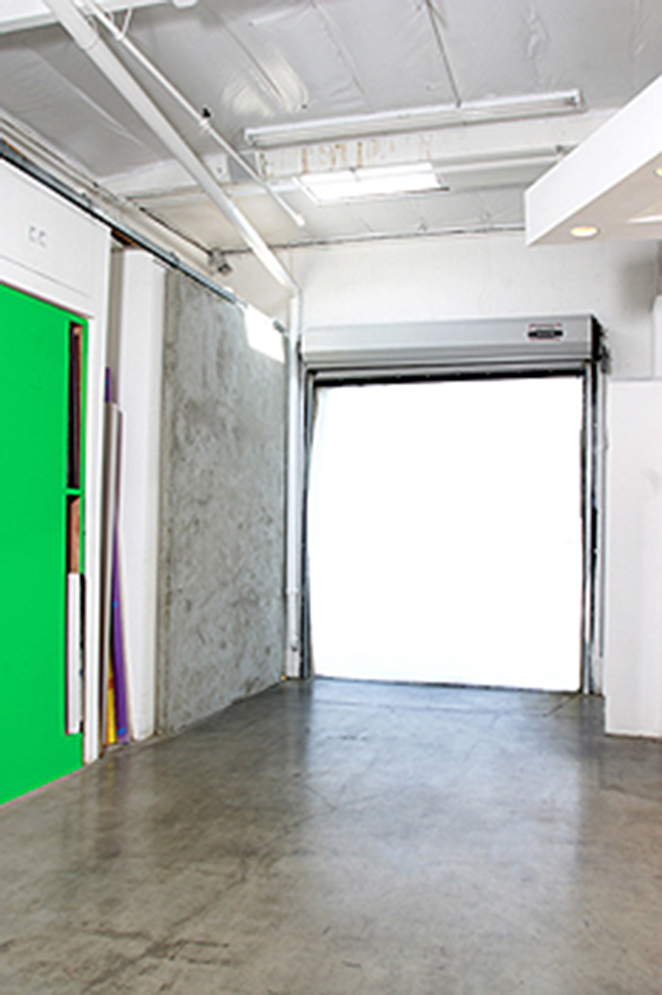 Photo Studio with Ground level Bay door and daylight