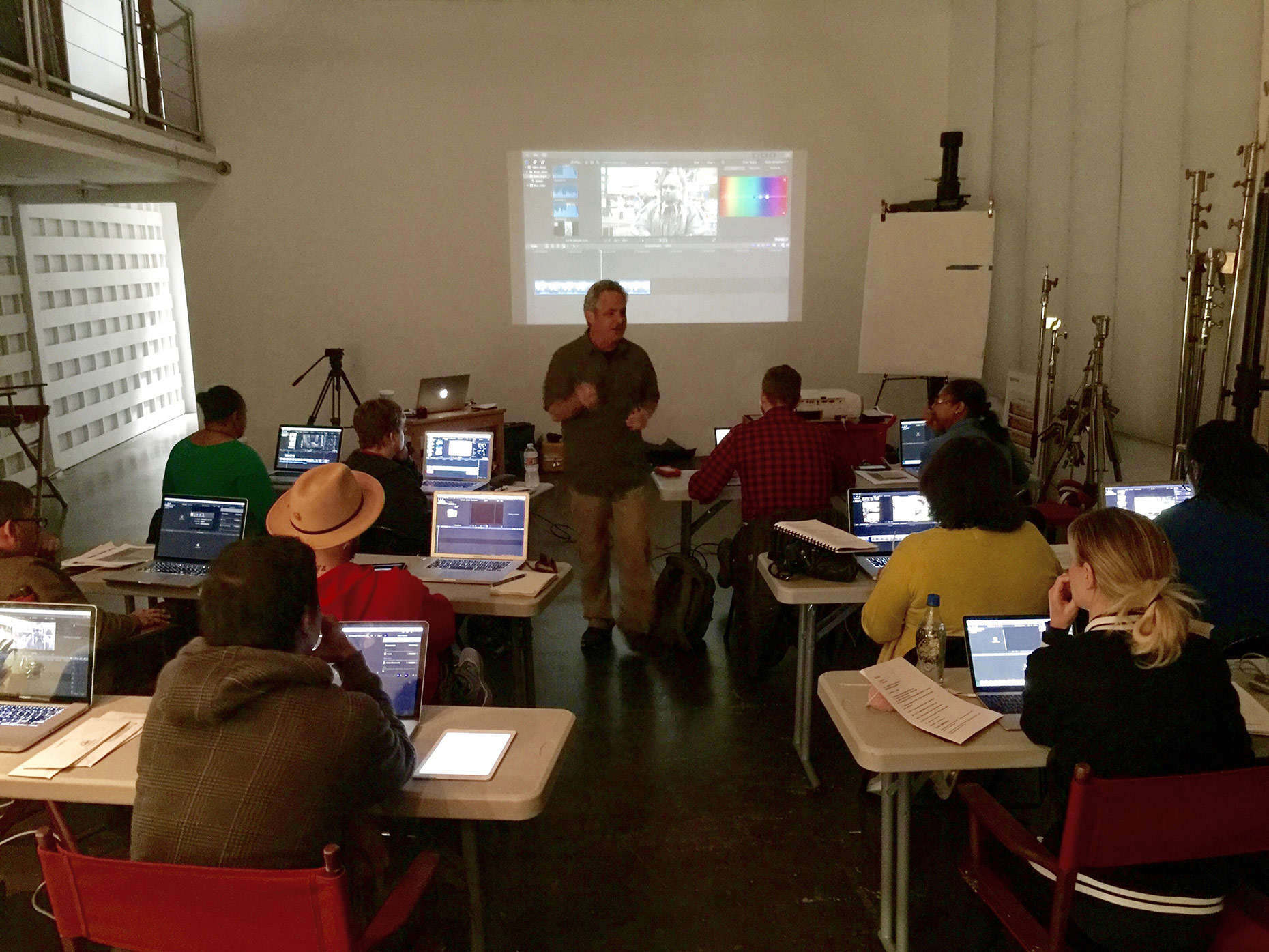 Rent Creative Space for Live Class with projector for presentations